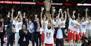 L'Olympiacos festeggia il trionfo del 2013