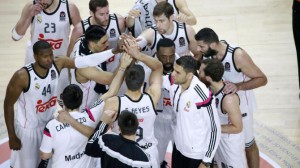 Il capitano Felipe Reyes chiama a raccolta i suoi alla fine di un match