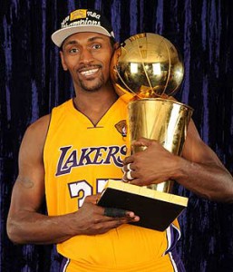Ron Artest con il Larry O'Brien Trophy, vinto nel 2010 con i Lakers
