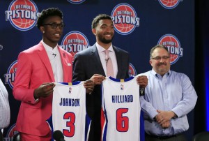 Stanley Johnson e Darrun Hilliard durante la loro conferenza di presentazione