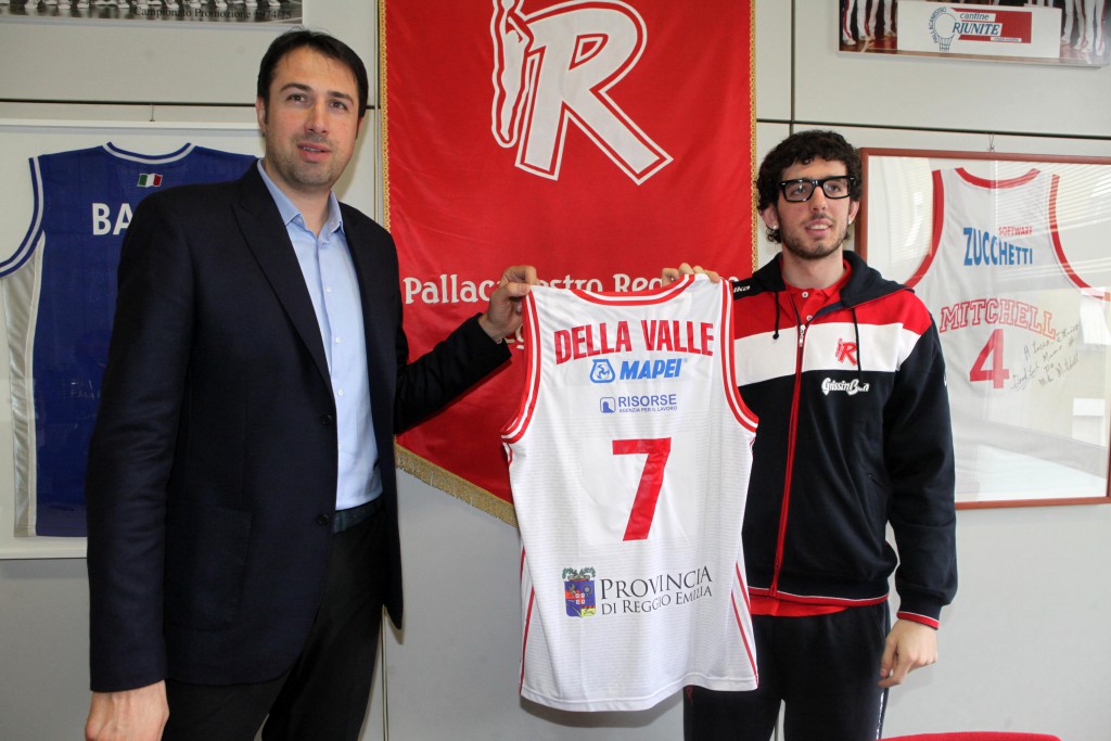 Della Valle durante la presentazione dopo aver firmato con Pallacanestro Reggiana.