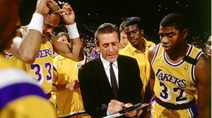 Pat Riley durante un timeout dei suoi Lakers