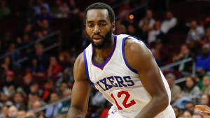 Su Luke Mbah a Moute c'è il forte interesse dei Kings che vogliono apportare qualità difensiva nel roster