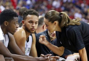 Becky Hammon mentre da indicazioni ai giocatori