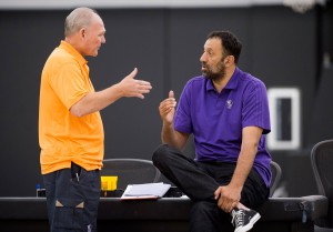 George Karl e Vlade Divac dei Kings a colloquio
