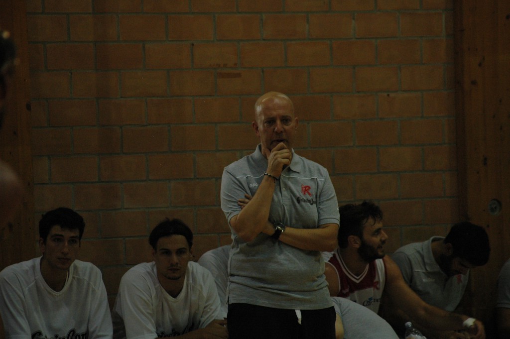 Coach Max Menetti, alla ricerca delle migliori soluzioni per i suoi ragazzi.