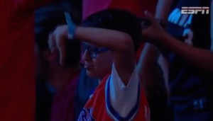 La tragicomica sceneggiata del piccolo tifoso dei Knicks alla chiamata di Porzingis