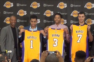 L'allenatore Byron Scott insieme ai nuovi rookie dei Lakers: D'Angelo Russel, Anthony Brown e Larry Nance Jr.