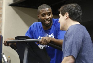 Il neo-Mavs Wesley Matthews con il proprietario Mark Cuban
