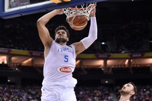 Alessandro Gentile in schiacciata durante Italia -Turchia.