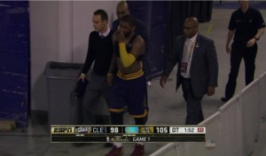 Kyrie Irving esce dolorante da gara 1 delle score Finals