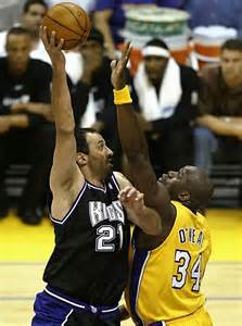 (Vlade Divac in azione contro Shaquille O'Neal)