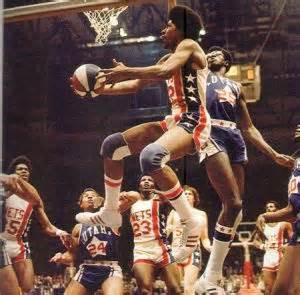 Con quale invenzione avrà chiuso questa azione Julius Erving? 