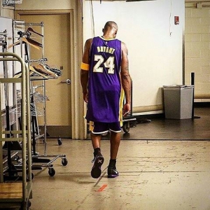 Kobe Bryant al rientro negli spogliatoi del MSG dopo la partita