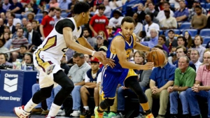 Davis in marcatura su Curry