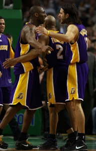 Abbraccio tra Kobe Bryant, Derek Fisher e Sasha Vujacic (ai tempi dei Lakers guidati da Phil Jackson)