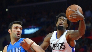 DeAndre Jordan in azione contro Zaza Pachulia, giocatore di ripiego dopo il suo rifiuto in extremis ai Mavs.