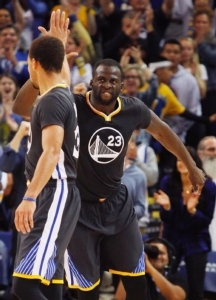 Draymond Green esulta con Steph Curry