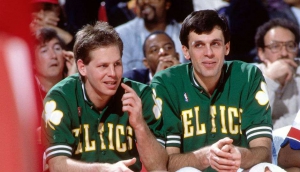Danny Ainge (a sinistra) e Kevin McHale (a destra), due leggende bianco-verdi