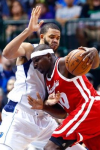 JaVale McGee in azione contro Zach Randolph