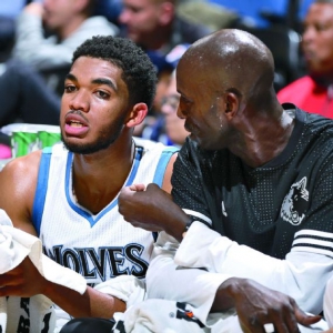 Karl-Anthony Towns che riceve consigli dal suo mentore Kevin Garnett.