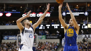 Thompson contro Parsons in uno scatto durante la sfida di stanotte tra Warriors e Mavs