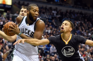 stephen-curry-greg-monroe-nba-golden-state-warriors-milwaukee-bucks1-850x560