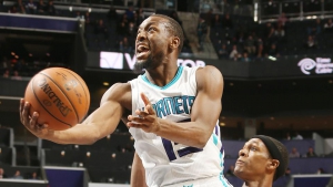 Kemba Walker a canestro nel match contro i Sacramento Kings
