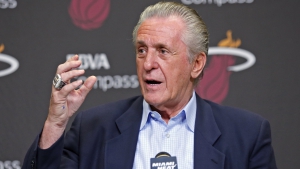 Pat RIley, GM dei Miami Heat, in conferenza stampa