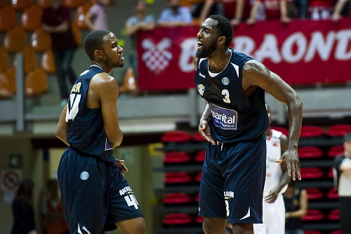 Dewayne White (a destra) , MVP dell'incontro