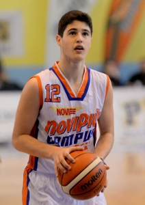 Buffo si appresta a tirare un tiro libero