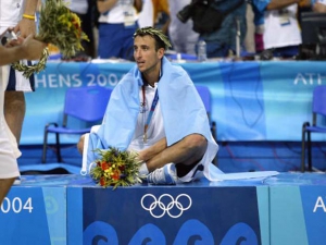 Ginobili sul podio dopo aver vinto la medaglia d'oro alle olimpiadi del 2004