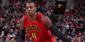 PORTLAND, OR - JANUARY 20:  Paul Millsap #4 of the Atlanta Hawks dribbles the ball against the Portland Trail Blazers on January 20, 2016 at the Moda Center Arena in Portland, Oregon. NOTE TO USER: User expressly acknowledges and agrees that, by downloading and or using this photograph, user is consenting to the terms and conditions of the Getty Images License Agreement. Mandatory Copyright Notice: Copyright 2016 NBAE (Photo by Sam Forencich/NBAE via Getty Images)