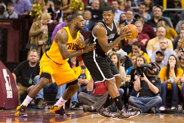 Joe Johnson in azione contro LeBron James 