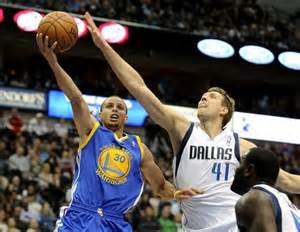 Curry marcato stretto da Nowitzki