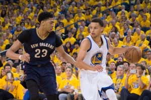Curry in azione contro Davis
