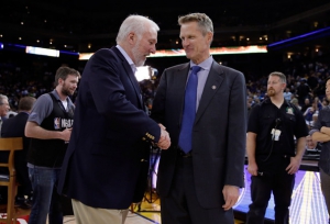 Popovich si complimenta con Kerr dopo la partita