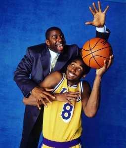 Magic Johnson e Kobe Bryant in una foto d'annata.