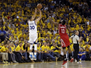Western Conference calendario NBA Golden State Warriors' Stephen Curry (30) makes a 3-point basket over Houston Rockets' James Harden (13) during the first half in Game 1 of a first-round NBA basketball playoff series Saturday, April 16, 2016, in Oakland, Calif. (AP Photo/Marcio Jose Sanchez)