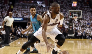 Dwyane Wade in azione contro i Charlotte Hornets.