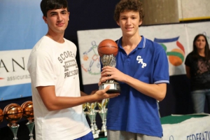 Miaschi riceve il premio per il miglior quintetto delle Finali Nazionali da Marco Laganà