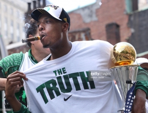 Paul Pierce nel 2008, con il trofeo di Finals MVP