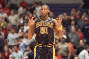 Miller con la maglia a righe adottata dai Pacers a partire dalla stagione 1997/98