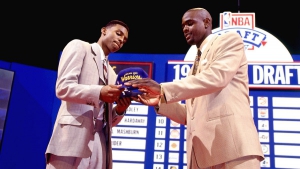 Penny Haradway (a sinistra) e Chris Webber si scambiano i cappellini la notte del draft 1993