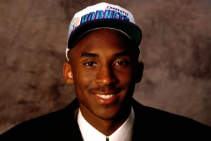 Un giovanissimo Kobe Bryant con il cappellino degli Charlotte Hornets