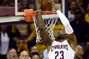LEBRON JAMES IN UNA DELLE SUE SPETTACOLARI SCHIACCIATE