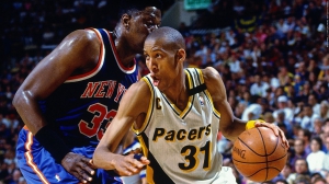 Miller, con la versione 90s della divisa, contro Patrick Ewing dei New York Knicks