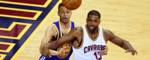Tristan Thompson in marcatura su Curry