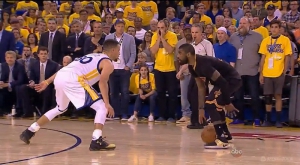 IRVING PUNTA CURRY, POI LASCIA PARTIRE IL TIRO CHE DECIDE LA PARTITA