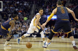 STEPH CURRY LASCIA ANDARE LA PALLA TRA KYRIE IRVING E KEVIN LOVE